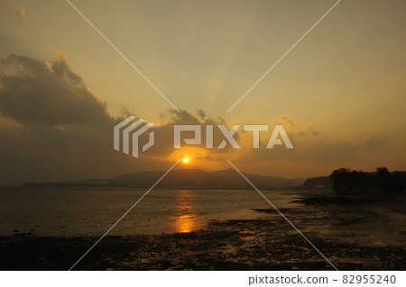 Ariake Sea, Sunset and Sunbeams 82955240