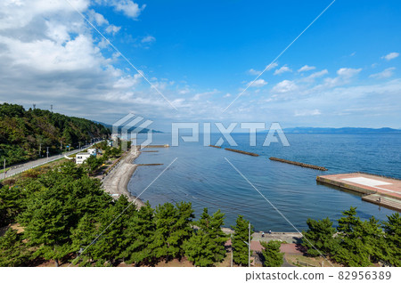 From Kanita Port, you can see the Tsugaru Strait and Hokkaido through between the Tsugaru Peninsula and the Shimokita Peninsula. From Kanita Port, you can see the Tsugaru Strait and Hokkaido through between the Tsugaru Peninsula and the Shimokita Peninsula. 82956389