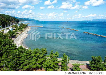 From Kanita Port, you can see the Tsugaru Strait and Hokkaido through between the Tsugaru Peninsula and the Shimokita Peninsula. From Kanita Port, you can see the Tsugaru Strait and Hokkaido through between the Tsugaru Peninsula and the Shimokita Peninsula. 82956390