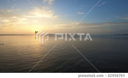 朝日和衝浪者 82956765