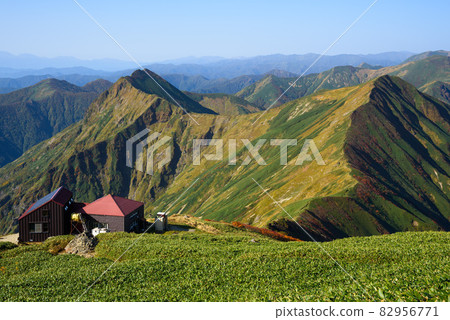 Autumn Tanigawadake view, shoulder hut and vertical runway Autumn Tanigawadake view, shoulder hut and vertical runway 82956771
