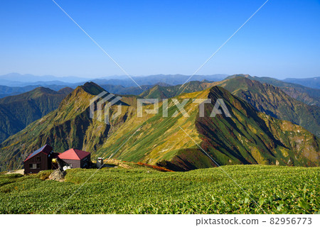 Autumn Tanigawadake view, shoulder hut and vertical runway Autumn Tanigawadake view, shoulder hut and vertical runway 82956773