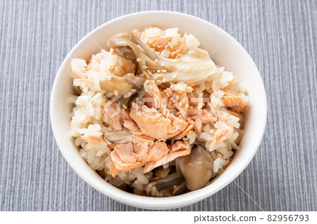Rice cooked with autumn salmon and Maitake mushrooms. 82956793