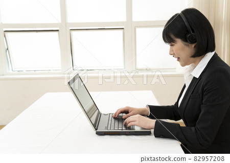 筆記本電腦上的年輕女性辦公桌 筆記本電腦上的年輕女性辦公桌 82957208