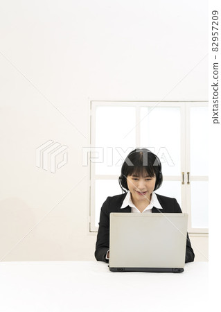 筆記本電腦上的年輕女性辦公桌 筆記本電腦上的年輕女性辦公桌 82957209