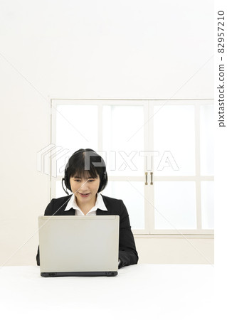 筆記本電腦上的年輕女性辦公桌 筆記本電腦上的年輕女性辦公桌 82957210