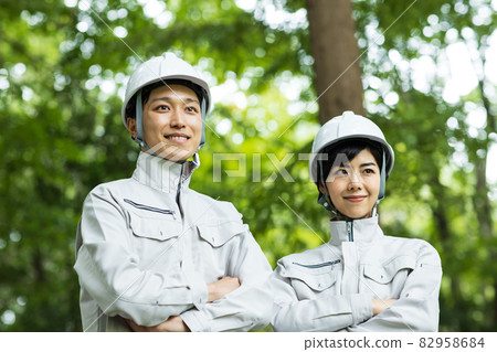 Young men and women in work clothes 82958684