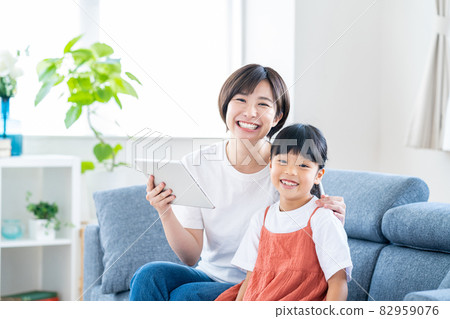 父母和孩子在平板電腦上看電影(母子) 父母和孩子在平板電腦上看電影(母子) 82959076