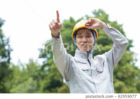 一個年輕人穿著工作服 82959077