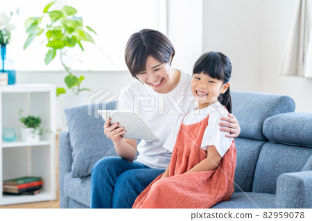 父母和孩子在平板電腦上看電影（母子） 82959078