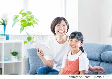 父母和孩子在平板電腦上看電影(母子) 父母和孩子在平板電腦上看電影(母子) 82959082