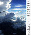 從飛機上看到的藍天和白雲 82959834