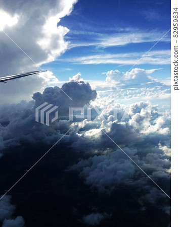 從飛機上看到的藍天和白雲 82959834