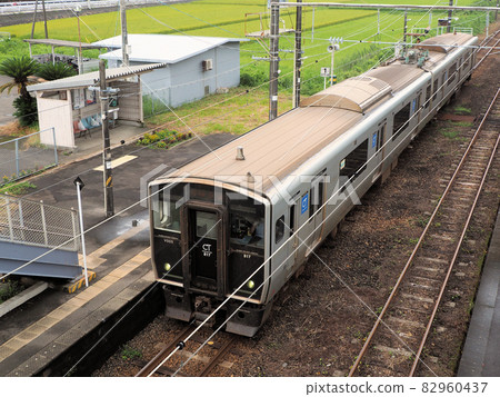 817 series train at Higashi-Tsuno Station on the Nippou Line, Oaza Kawakita, Tsuno-cho, Koyu-gun, Miyazaki Prefecture 82960437