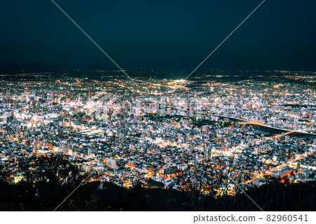 A wonderful night view from Mt. Moiwa in Sapporo 82960541