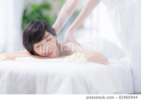 A young woman receiving a massage 82960944