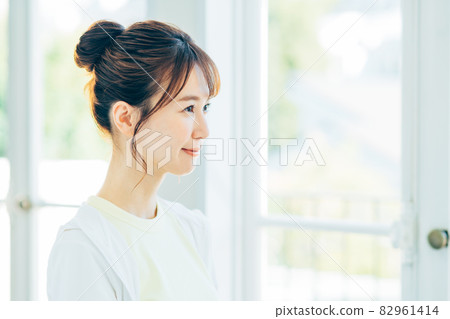 年輕女性的美麗 年輕女性的美麗 82961414
