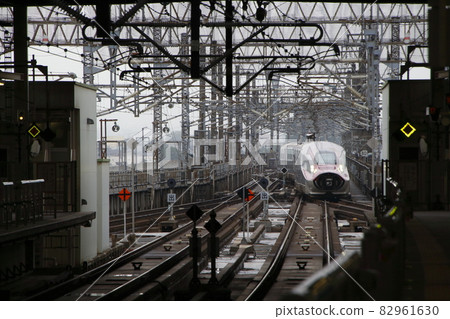 Akita Shinkansen Series E6 (individual) entering Morioka Station 82961630