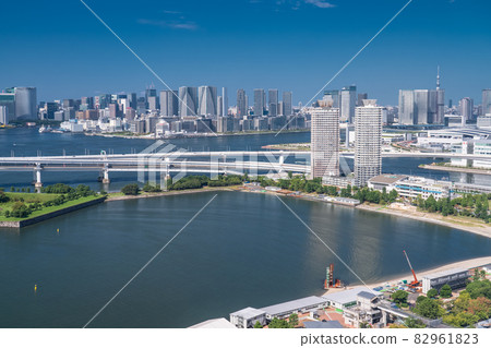 《東京》東京灣區·一組塔式公寓一字排開 82961823