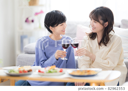 在家喝酒:女人在家喝酒 在家喝酒:女人在家喝酒 82962353