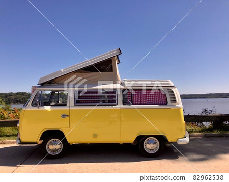 Potomac River and Wagen Bus / 72 Type2 Westy Camper 82962538