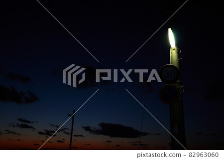 夜書和路燈 夜書和路燈 82963060