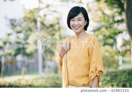 50 多歲的優雅日本女性,微笑中量級 50 多歲的優雅日本女性,微笑中量級 82963193