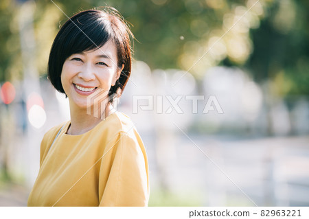 Elegant Japanese woman, smiling middle woman 82963221