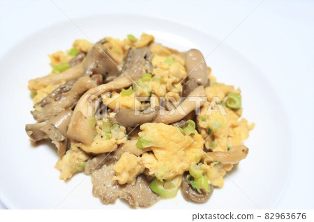 Delicious stir-fried oyster mushrooms and eggs 82963676