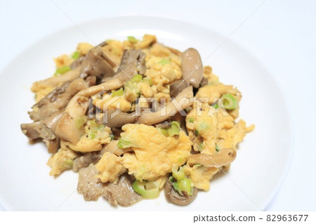 Delicious stir-fried oyster mushrooms and eggs 82963677