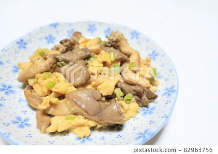 Delicious stir-fried oyster mushrooms and eggs 82963756