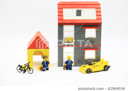 house owner comparing 82964036