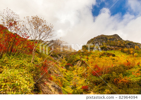 登山北阿爾卑斯的秋色雅克山 82964094