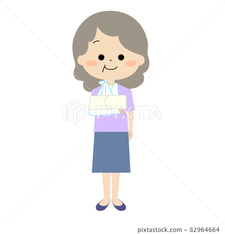 Elderly woman with a sling on her right hand 82964664