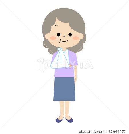 Elderly woman with a sling on her right hand 82964672