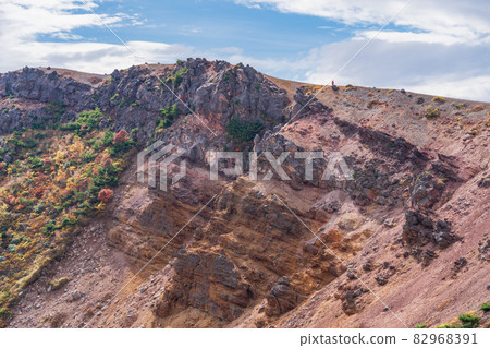 (Fukushima Prefecture) Azuma Kofuji, a view of the crater edge of the mountaintop 82968391