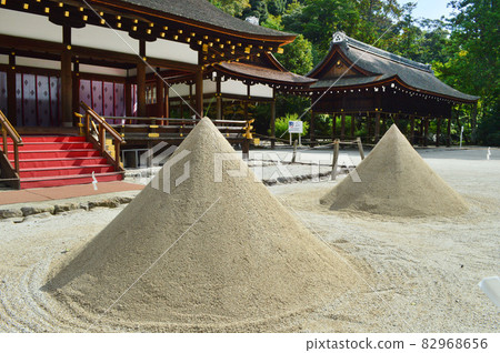 The standing sand of Kamigamo Shrine in Kyoto, which I visited in the morning of early autumn, is unique and refreshing. The standing sand of Kamigamo Shrine in Kyoto, which I visited in the morning of early autumn, is unique and refreshing. 82968656