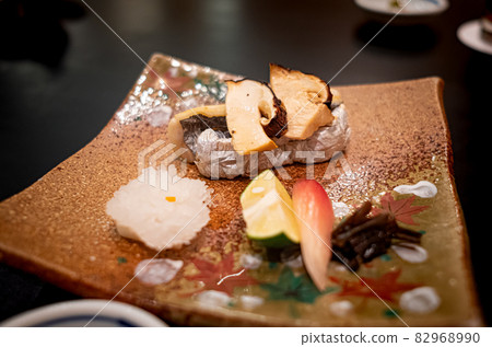 日本料理配松茸蘑菇和烤彎刀魚配 sudachi 82968990