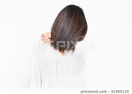 患有肩膀僵硬的女人 82969130