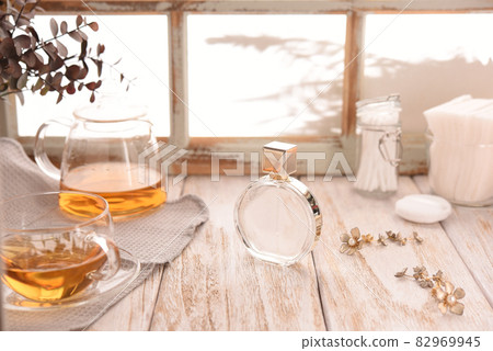 帶香水瓶的日常風景 82969945