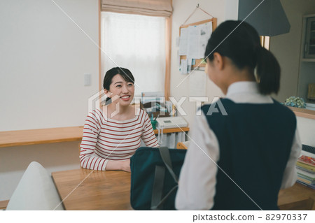 Junior high school and mom 82970337