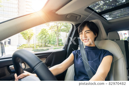 一個女人開車 一個女人開車 82970482