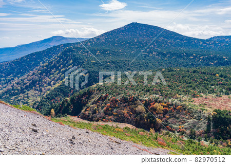 (Fukushima Prefecture) Azuma Kofuji, autumn leaves seen from the crater edge of the mountaintop (Fukushima Prefecture) Azuma Kofuji, autumn leaves seen from the crater edge of the mountaintop 82970512