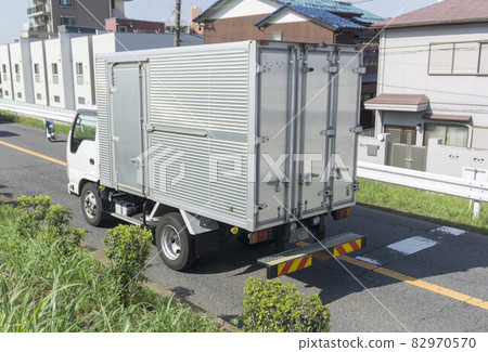 Medium-sized box truck Transport truck 82970570