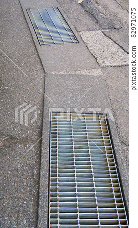 Grating landscape installed on the road 82971075