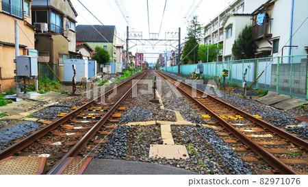 穿過住宅區的鐵軌風景 穿過住宅區的鐵軌風景 82971076