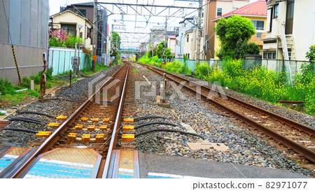 穿過住宅區的鐵軌風景 穿過住宅區的鐵軌風景 82971077