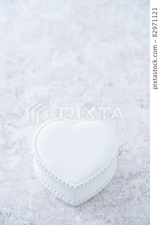 Heart-shaped white jewelry case Heart-shaped white jewelry case 82971121