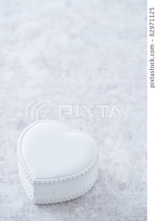 Heart-shaped white jewelry case Heart-shaped white jewelry case 82971125