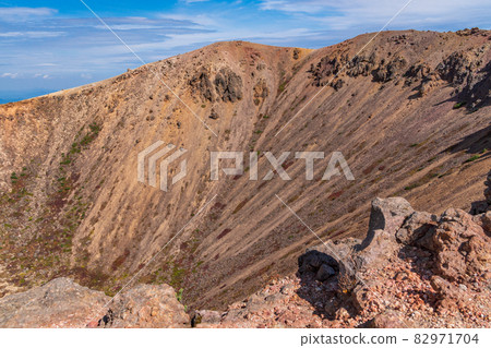 (Fukushima Prefecture) Azuma Kofuji, a view of the crater edge of the mountaintop (Fukushima Prefecture) Azuma Kofuji, a view of the crater edge of the mountaintop 82971704